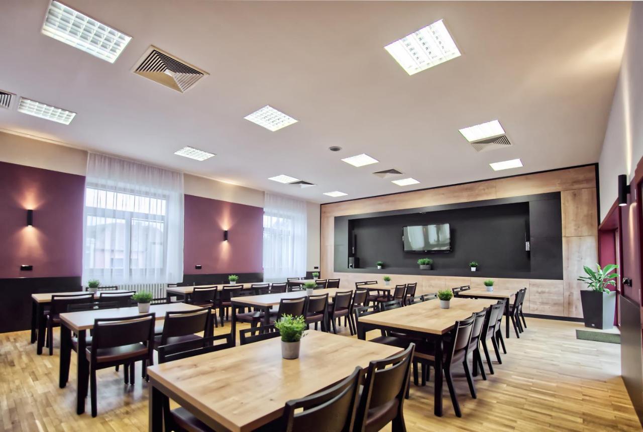 Restaurace A Penzion Praha Dolní Dunajovice Extérieur photo