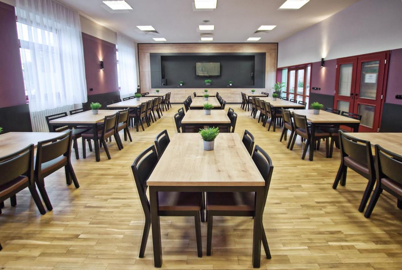 Restaurace A Penzion Praha Dolní Dunajovice Extérieur photo