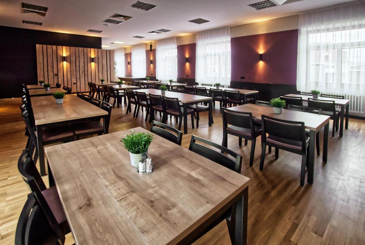 Restaurace A Penzion Praha Dolní Dunajovice Extérieur photo