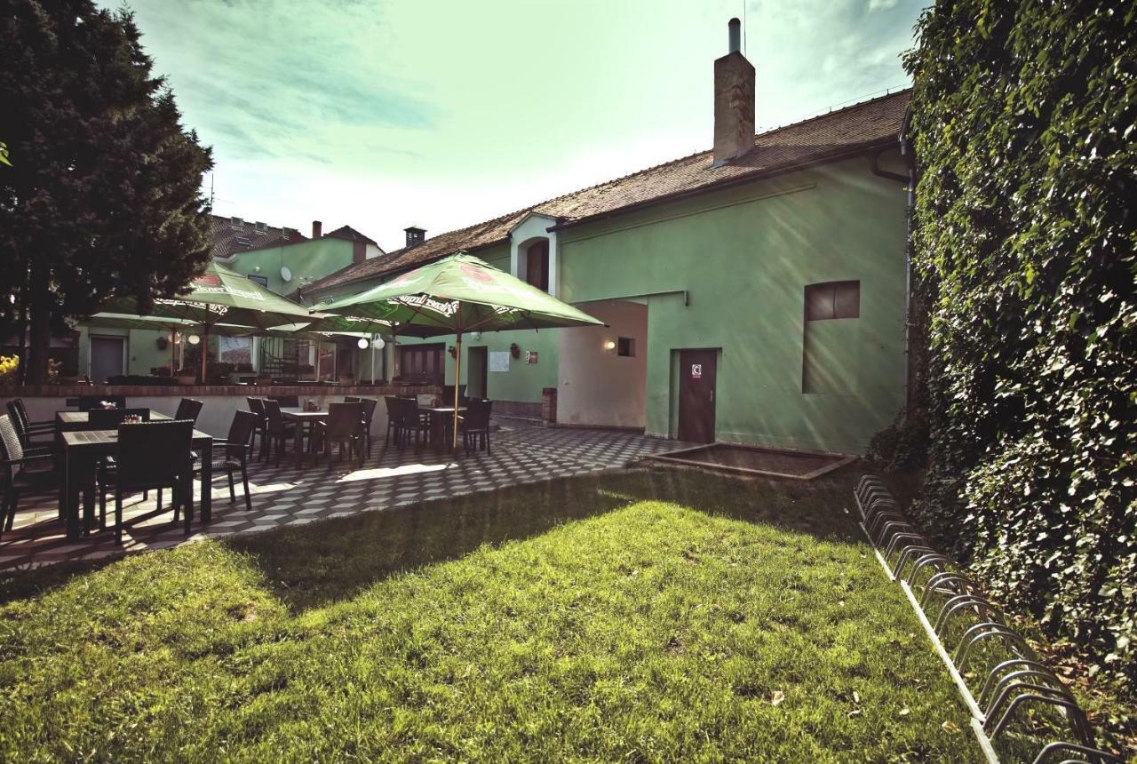 Restaurace A Penzion Praha Dolní Dunajovice Extérieur photo
