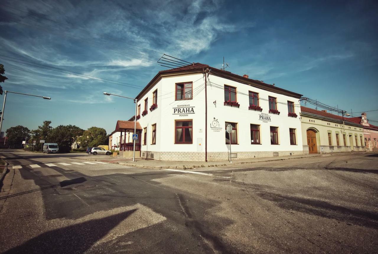 Restaurace A Penzion Praha Dolní Dunajovice Extérieur photo