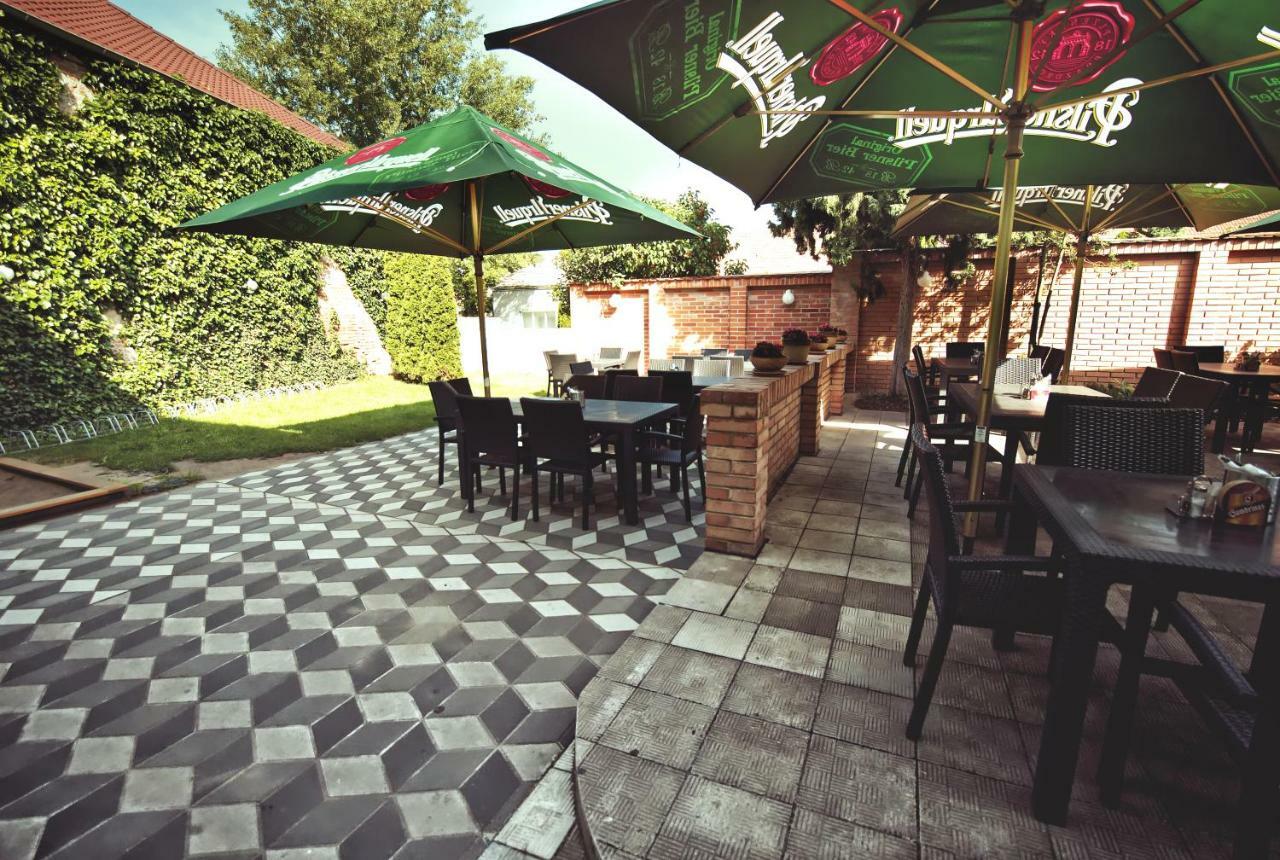 Restaurace A Penzion Praha Dolní Dunajovice Extérieur photo